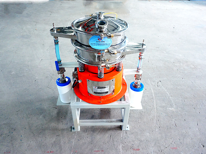 氣體保護振動篩采用304不銹鋼材質(zhì)，氣體保護軟管，防靜電裝置等制作而成。